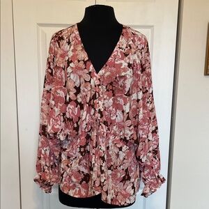 NWT ENTRO FLORAL V-NEVK BOHO BLOUSE WITH BELL SLEEVES. SIZE MEDIUM.